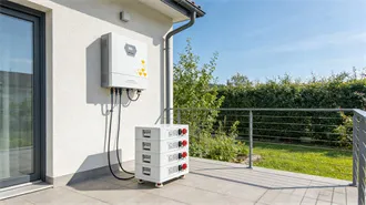 Energy storage container for storing the solar energy