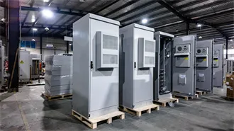 Energy storage container for storing the solar energy